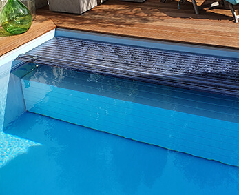 Sitzbank mit integriertem Rollladen